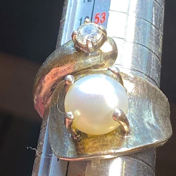 Ladies 925 silver ring with 3/8” cultured pearl and 3/16” white stone sz 7 - Picture 8 of 13